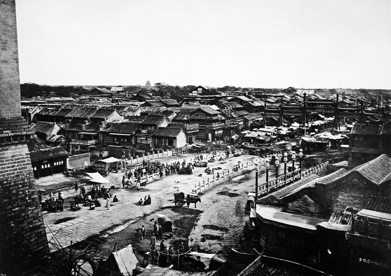Vue en noir et blanc des toits et de la rue au sud de la porte Qianmen, Pékin, années 1870