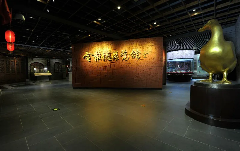 L’entrée du musée, avec son canard doré