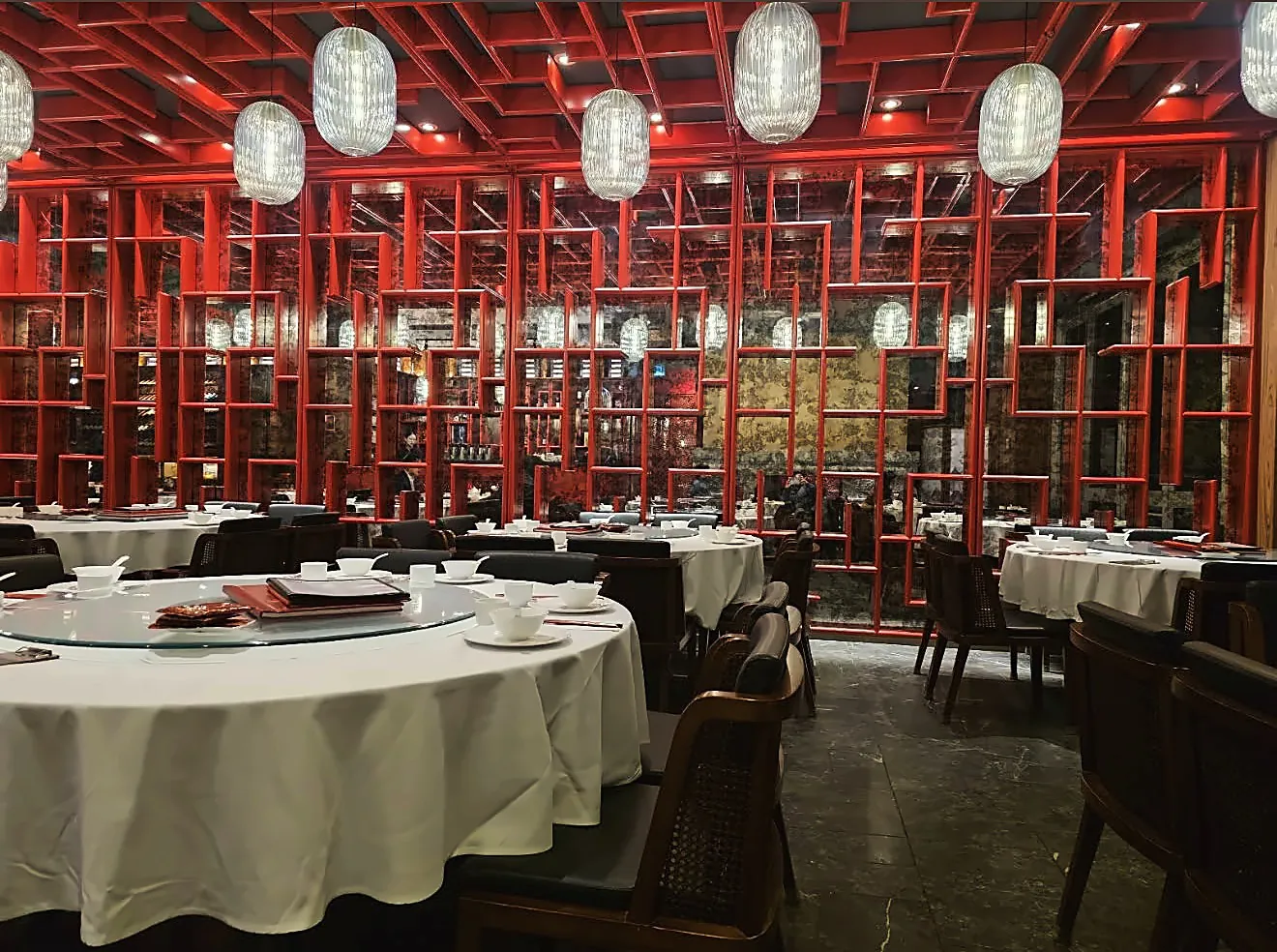 La salle de Quanjude Ottawa : treillis rouges et tables rondes