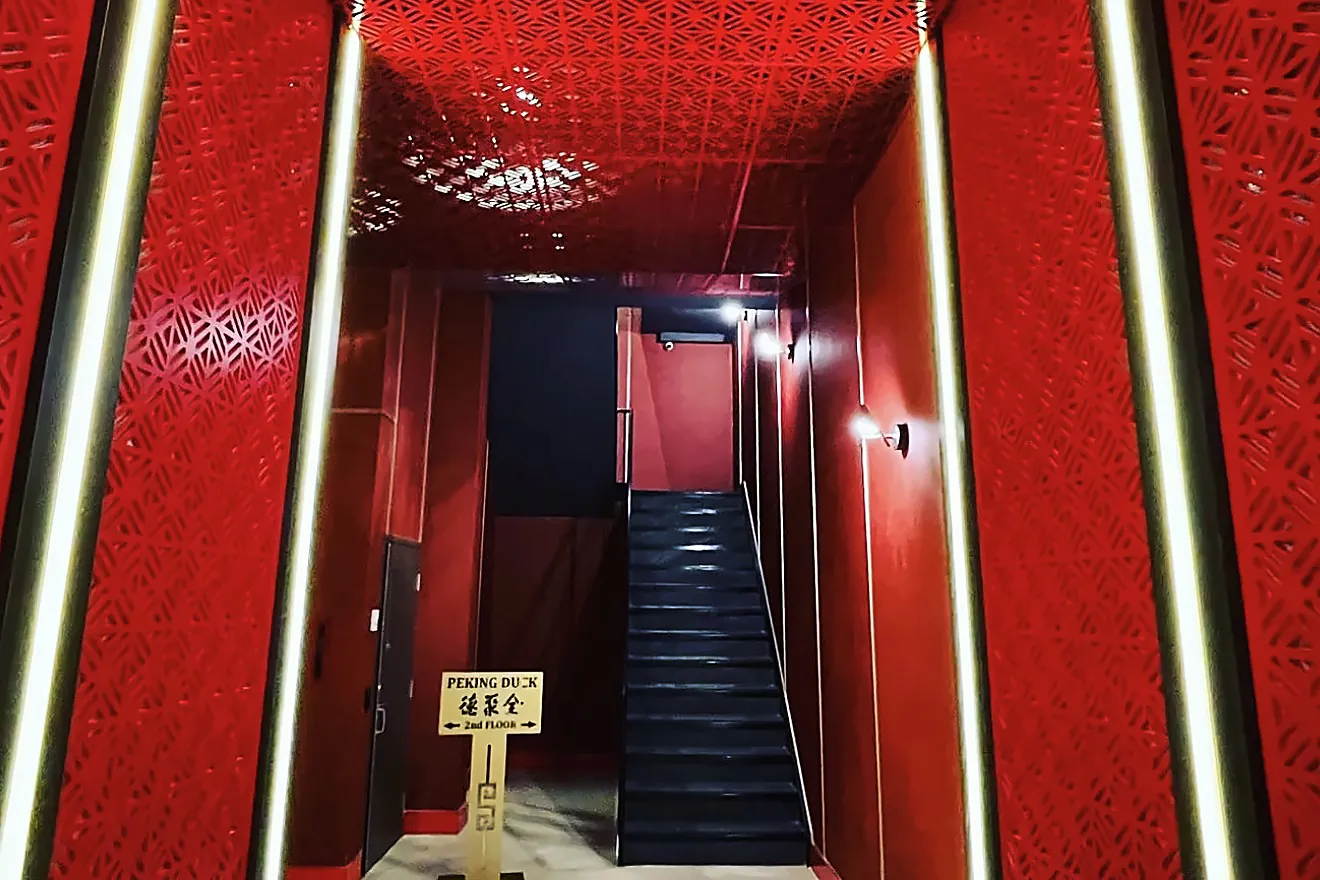 乔治街90号入口：红色门厅与通往餐厅的楼梯