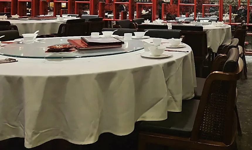 Une table ronde, dressée pour partager