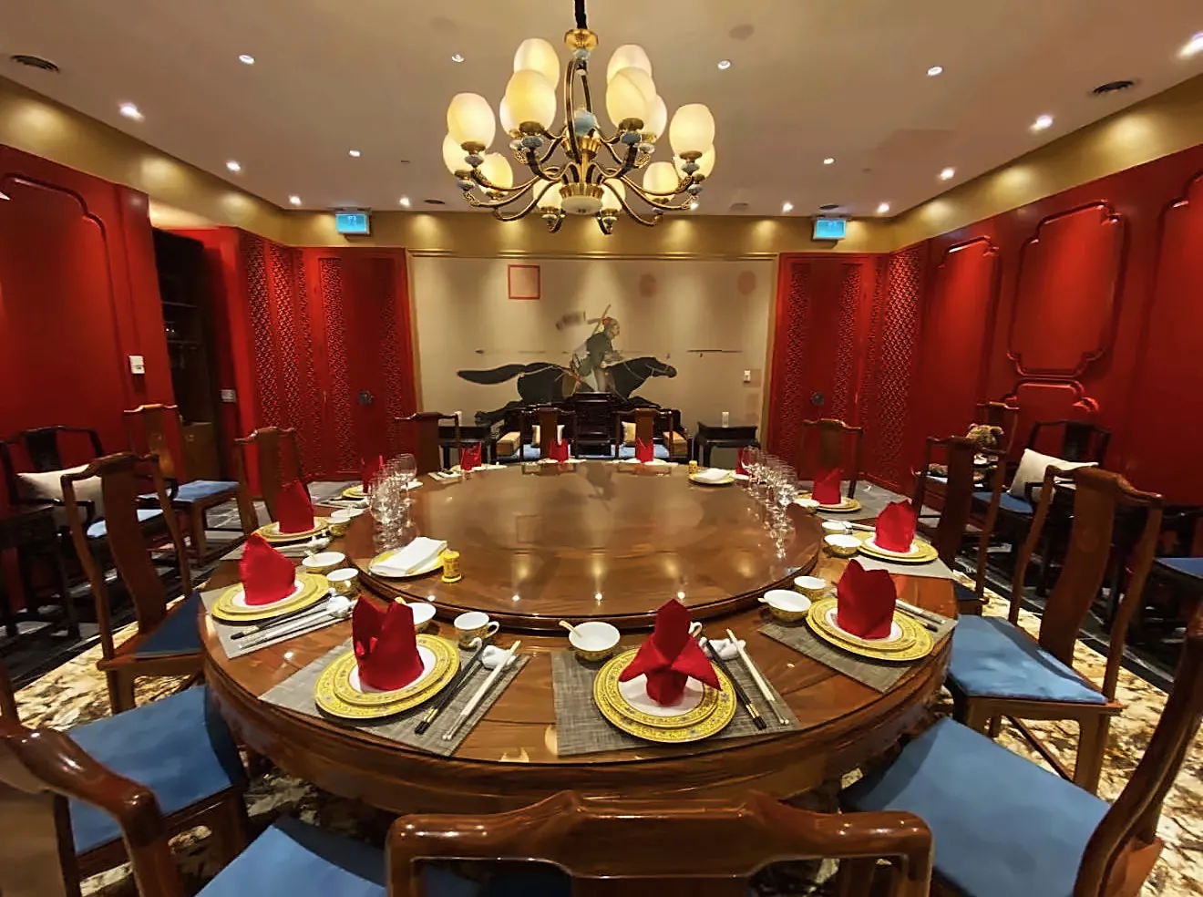 A private room with a rosewood round table and imperial-yellow porcelain
